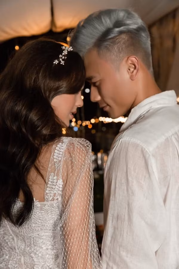 Về phần Dianka Zakhidova, cô nàng cũng tỏ ra rất hạnh phúc bên cạnh chàng thủ vốn nổi tiếng, có rất đông fan hâm mộ.