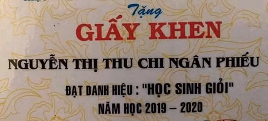 Mạng xã hội trước đó cũng từng xuất hiện những cái tên khiến dân mạng phải dụi mắt đọc lại một lần nữa vì khó tin. Cụ thể là trường hợp một giấy khen học sinh giỏi đã chiếm trọn spotlight vì cái tên quá lạ tai "Nguyễn Thị Thu Chi Ngân Phiếu".