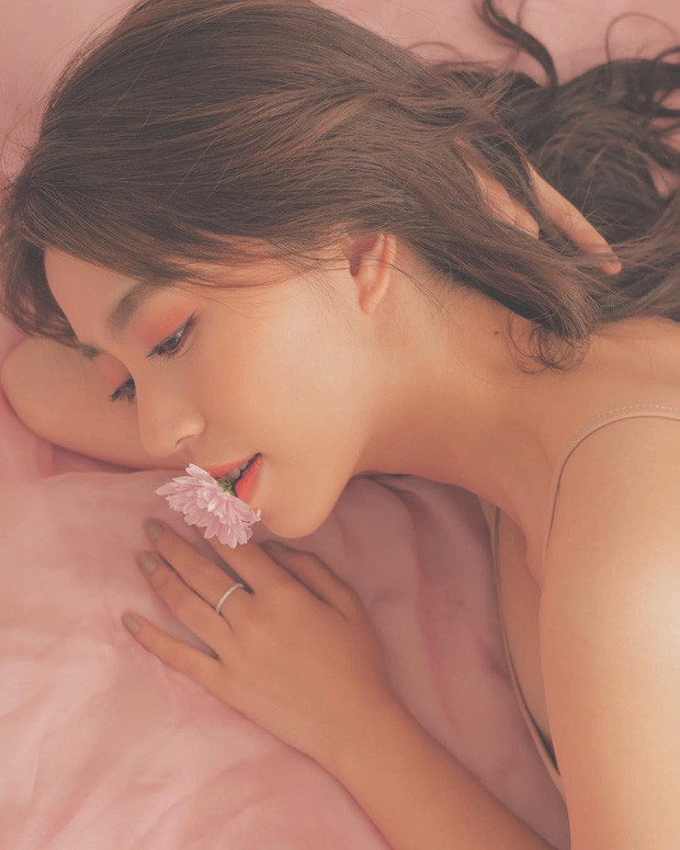 Hot girl Hà thành này luôn "gây bão" bởi vẻ đẹp xinh xắn cùng nước da trắng hồng, đôi mắt to và cách chỉnh sửa ảnh chất lừ trên trang cá nhân.