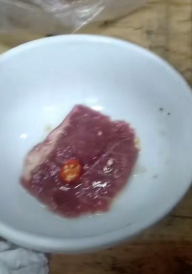 Một người làm clip ăn thịt sống giãi bày: "Nếu mình không ăn thì các bạn không ủng hộ mình nữa". Vậy nên, chủ tài khoản Tik Tok vẫn bất chấp làm video theo yêu cầu bất kể đó là thứ gì.