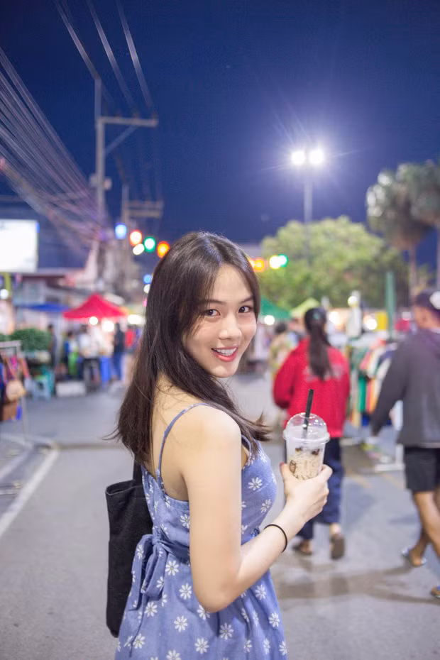 Mới đây trên trang Zhihu, cư dân mạng Trung Quốc bất ngờ "đào lại" loạt ảnh của cô nàng Monthana, sinh năm 1996 được mệnh danh là " hot girl trà sữa" ở Thái Lan.