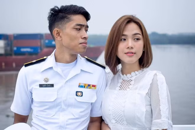 Hiện tại Monthana đang hẹn hò với bạn trai đang là lính hải quân.