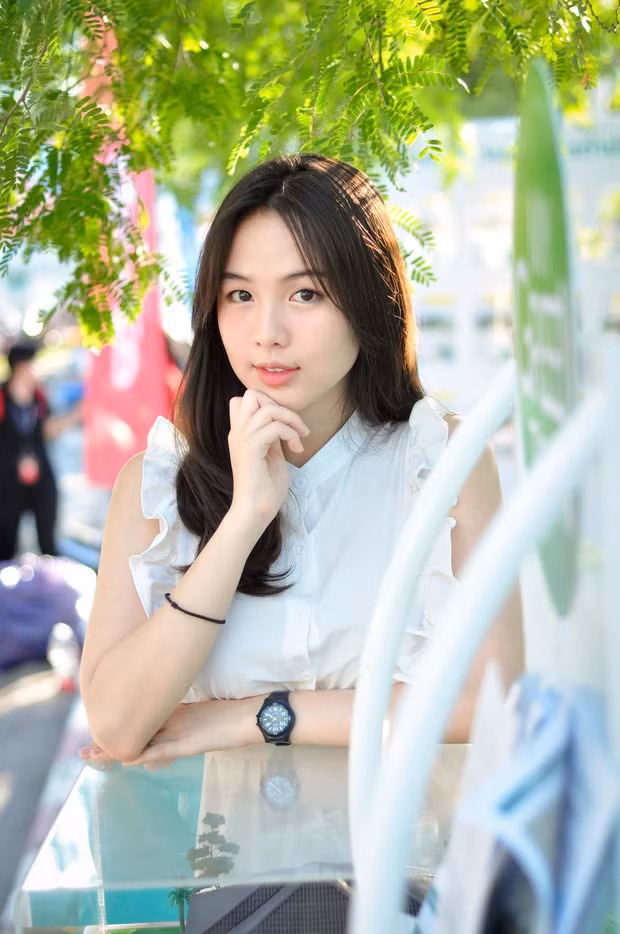 Thậm chí cô còn được một người quay lại video. Ngay sau đó, video được đăng tải lên mạng và đã nhận được hơn 3 triệu lượt xem, hàng chục nghìn lượt chia sẻ.