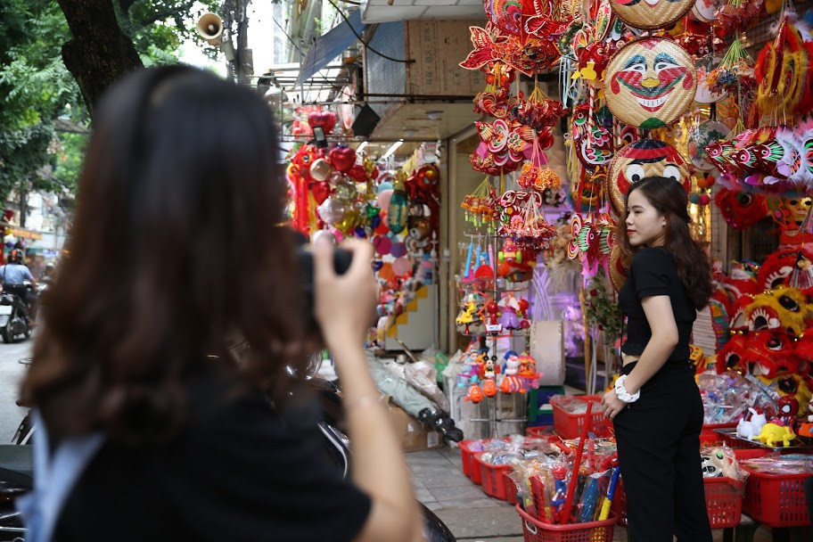 Bạn Thúy Hạnh (Đại học Sư phạm Hà Nội) chia sẻ : "Em rất thích đi chụp hình tại phố Hàng Mã, đặc biệt là vào dịp trước Tết Trung thu này. Vì phố lúc này rất đẹp và rực rỡ nên ảnh cũng đẹp hơn".
