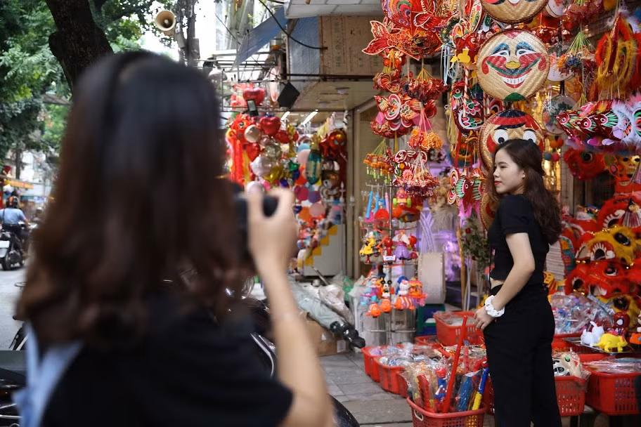 Bạn Thúy Hạnh (Đại học Sư phạm Hà Nội) chia sẻ : "Em rất thích đi chụp hình tại phố Hàng Mã, đặc biệt là vào dịp trước Tết Trung thu này. Vì phố lúc này rất đẹp và rực rỡ nên ảnh cũng đẹp hơn".