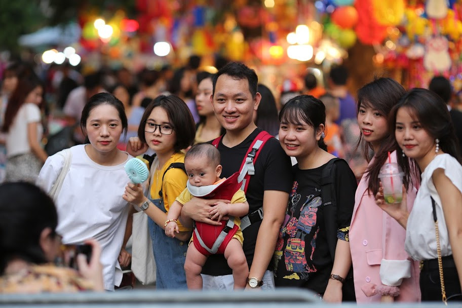 Khu vực được mọi người "check-in" nhiều nhất là khu bán những mặt hàng đồ chơi Trung thu truyền thống như lồng đèn, mặt nạ, trống, đầu lân,...