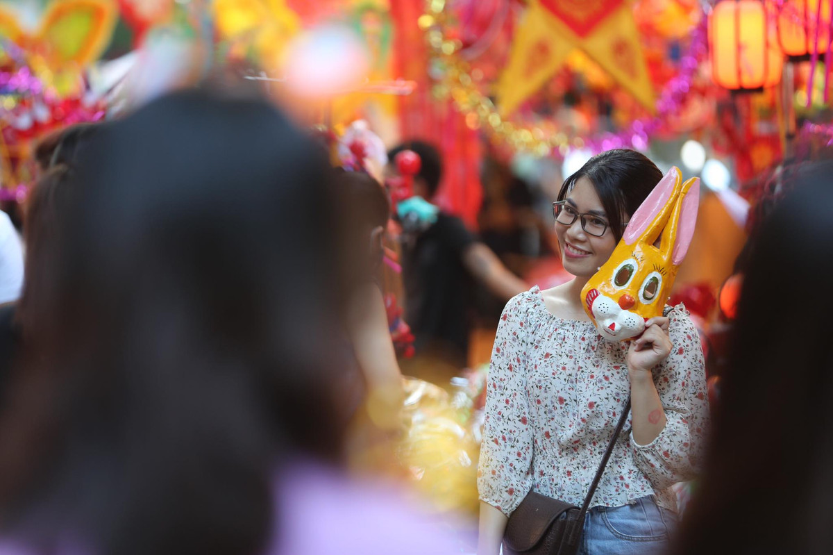 Trên phố Hàng Mã thời điểm này có rất nhiều bạn gái xinh đẹp đến tạo dáng chụp ảnh check in nơi đây.