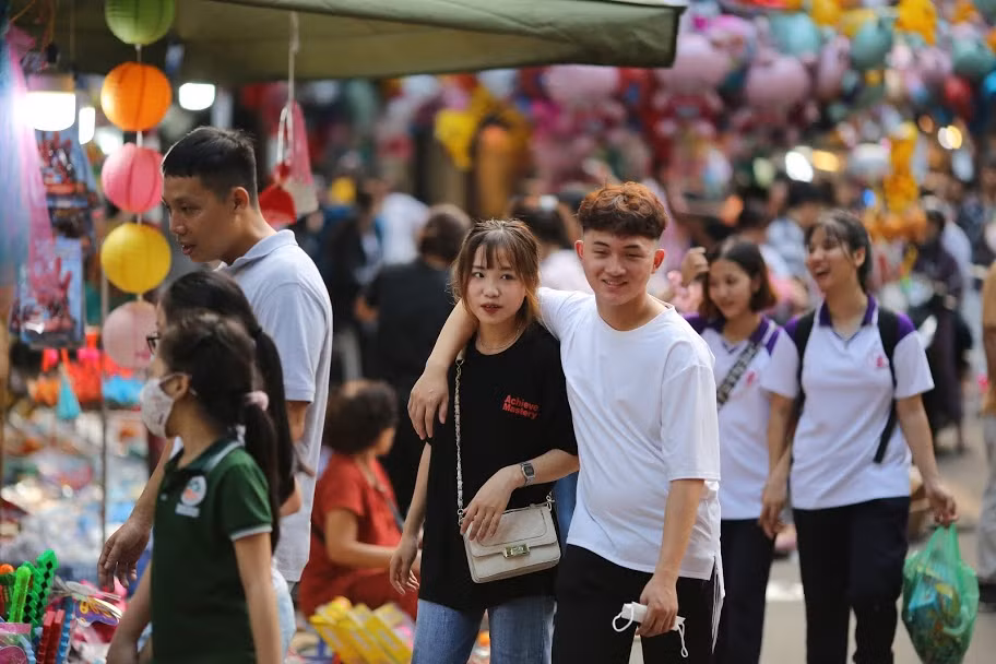 Thời điểm sát ngày Tết Trung thu nên con phố này luôn đông đúc, khiến cho các bạn trẻ chỉ có thể lựa chọn các điểm check-in sát với gian hàng hoặc ngay trên con phố với đông đúc người phía sau.