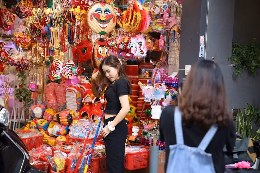 Giữa phố phường rực rỡ sắc màu, không khó để bắt gặp hình ảnh các thiếu nữ xinh đẹp, tranh thủ tạo dáng, ghi lại những hình ảnh đẹp của mình trong thời gian này.