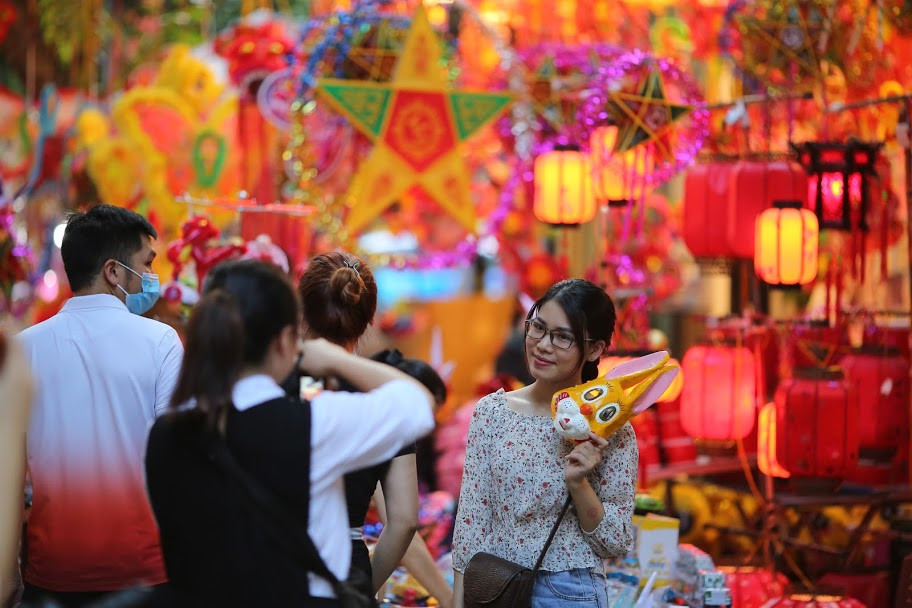Có bạn còn chụp trên điện thoại trước những: lồng đèn, đèn cá chép... tất cả tạo nên một không gian đầy sắc màu.