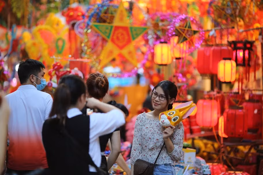 Có bạn còn chụp trên điện thoại trước những: lồng đèn, đèn cá chép... tất cả tạo nên một không gian đầy sắc màu.