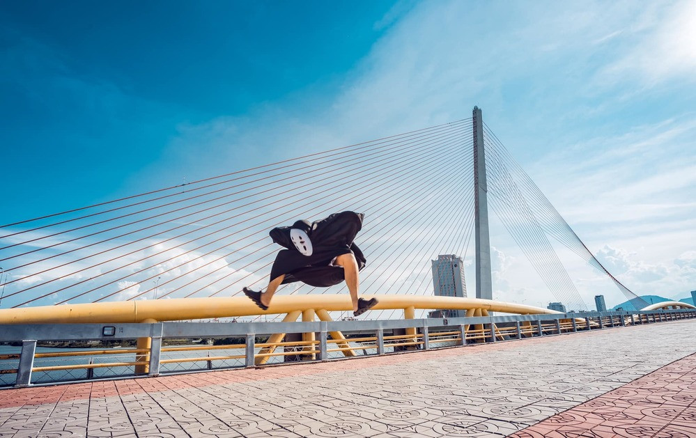 Hình ảnh Đà Nẵng hiện lên trong từng khung hình với ánh nắng chói chang, bầu trời trong xanh cao vợi sau những ngày cả thành phố gồng mình chống dịch nay như đẹp hơn, rạng rỡ nhiều hơn nữa. Từng con đường, góc phố, hàng quán, người dân đều vui vẻ mỉm cười với "anh Diện" nhí nhảnh, hồn nhiên, đúng như sự thân thiện, gần gũi và mến khách của bà con nơi đây.