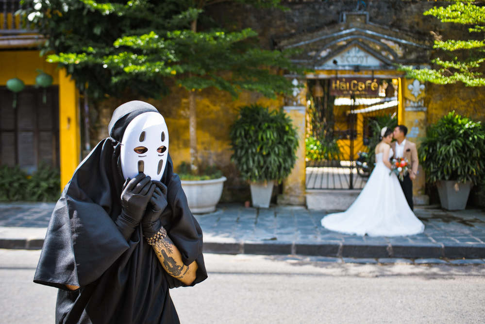 Sau lệnh công bố gỡ bỏ giãn cách tại Đà Nẵng, hai anh chàng đã lập tức cùng một người bạn nữa thực hiện bộ ảnh này như muốn chúc mừng thành phố cũng như cả nước đã cùng chung tay để đẩy lùi dịch Covid-19.