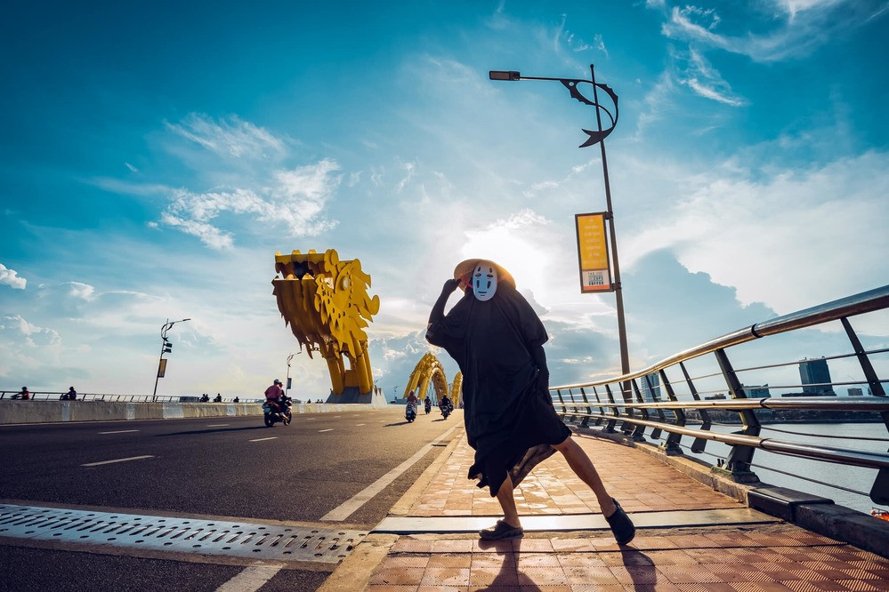 Mới đây trên nhiều diễn đàn đang truyền nhau chia sẻ về bộ ảnh Vô Diện đi khắp Đà Nẵng khiến mọi người cực kì quan tâm và thích thú. Hình ảnh chàng trai khoác trên mình bộ trang phục Vô Diện, đi từ Cầu Rồng, sang tới cầu Sông Hàn, lại chạy qua bức tường vàng nổi tiếng ở cầu Trần Thị Lý, rồi lại lăn xả trên bãi cỏ Nguyễn Văn Trỗi...nơi đâu "anh Diện" cũng tung tăng chạy qua khiến người xem cực kì đã mắt.