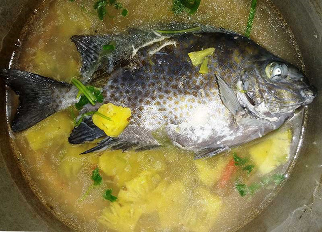  Món ăn bá đạo này chắc hẳn có một không hai khi nấu nguyên con cá như thế này.