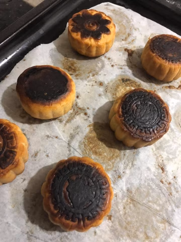 Từ khi ra đời "hội ghét bếp", các chị em có niềm đam mê với làm bánh đã không ngần ngại đăng những chiếc bánh lỗi của mình lên mạng xã hội như một sự chia sẻ và trao đổi kinh nghiệm bếp núc với nhau.