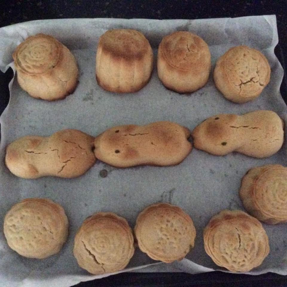 Hình ảnh chiếc bánh Trung thu "thảm họa" không ra hình thù gì của một số chị em khiến nhiều người cảm thấy hoang mang về tài bếp núc.