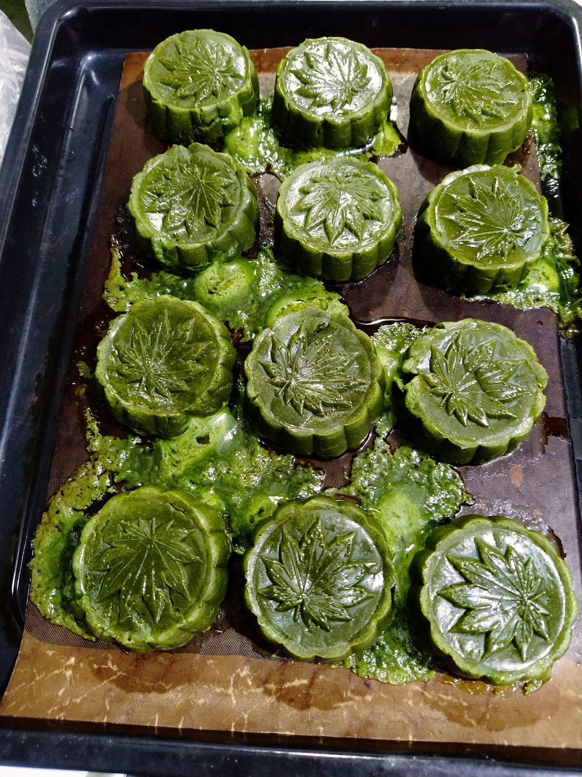 Phong trào tự làm bánh Trung thu "handmade" gần đây bất ngờ nở rộ trên MXH vì nhiều người tin rằng bánh tự làm sẽ ngon, sạch sẽ và đảm bảo vệ sinh an toàn thực phẩm.