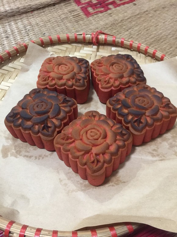 Bánh Trung thu là loại bánh đòi hỏi sự tỉ mẩn, vì thế, chỉ một chút sơ suất bạn hoàn toàn có thể phải nhận những mẻ bánh "đỡ không nổi" như trên.