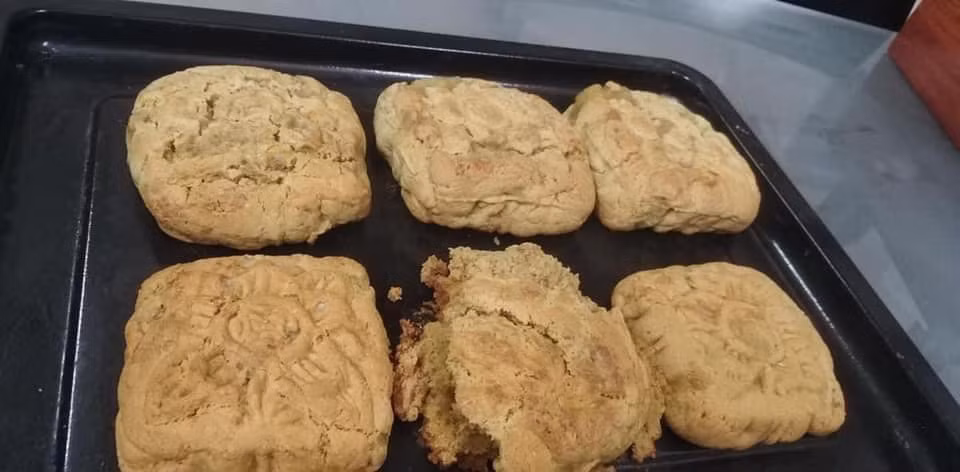 Các chị em giờ chẳng còn ngần ngại đăng những chiếc bánh lỗi của mình lên MXH.