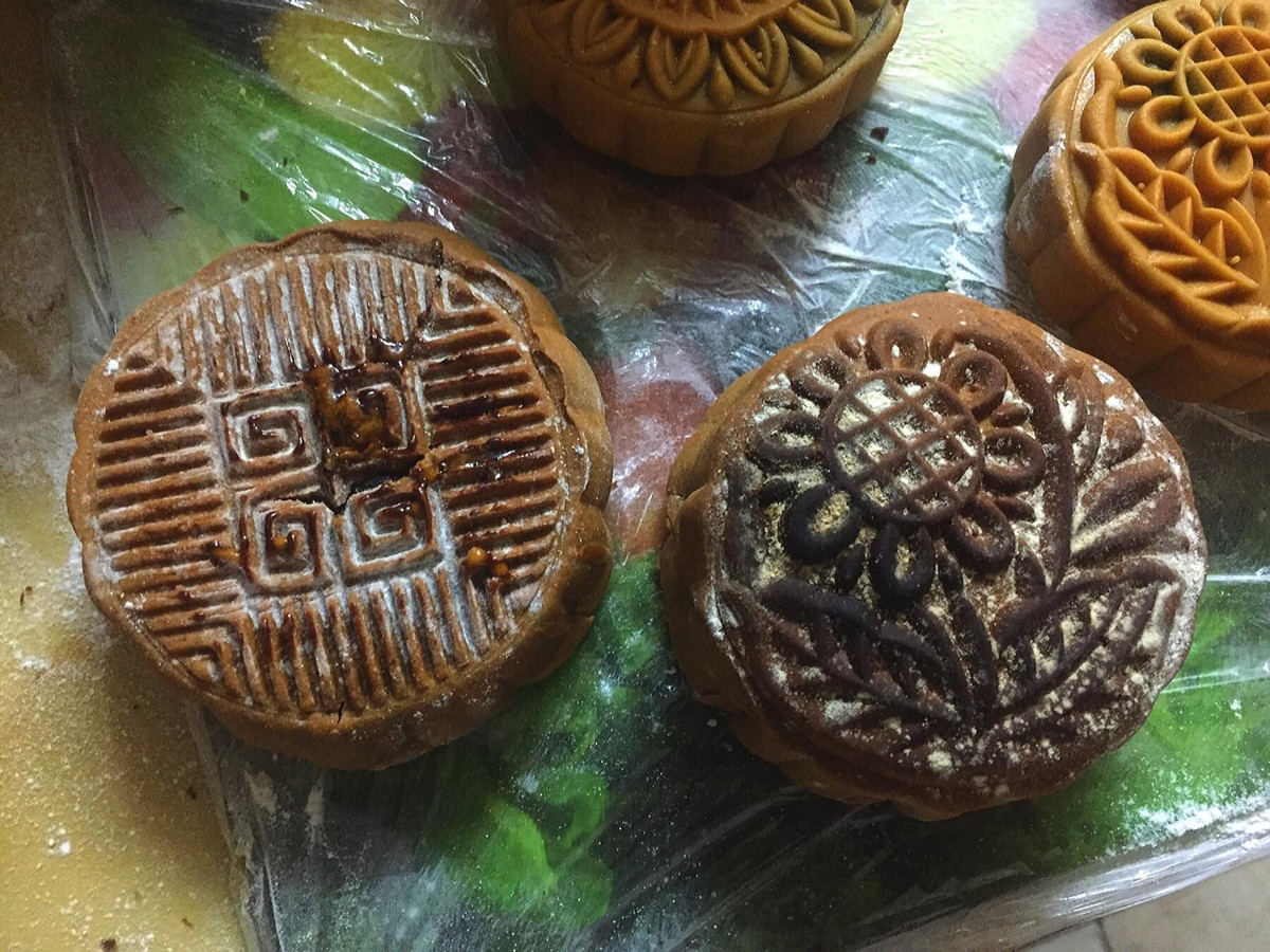 Mặc dù rất kì công nhào nặn thế nhưng thành quả của hội chị em "ghét bếp" vẫn không thể làm hài lòng bất cứ ai.