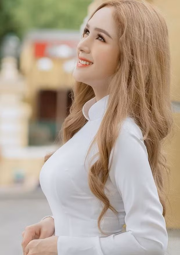 Nàng hot girl xinh như gái Tây khiến không ít người bị "đốn gục" ngay từ ánh nhìn đầu tiên.