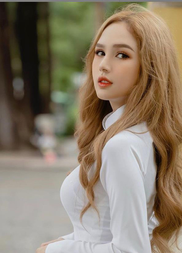 Hot girl 2002 làm toát lên vẻ hồn nhiên, thanh khiết khi diện áo dài trắng.