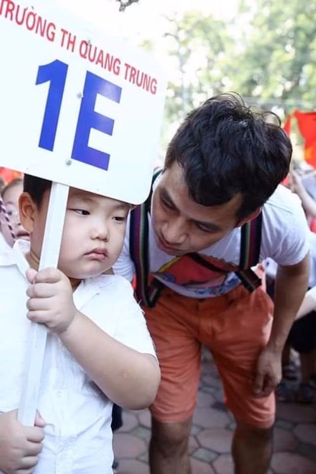 Hình ảnh cậu con trai Xuân Bắc ăn mặc xộc xệch, khuôn mặt thẫn thờ đúng tinh thần "đang ngủ thì bị gọi dậy đi khai giảng" luôn được nhắc lại vào mỗi mùa khai giảng.