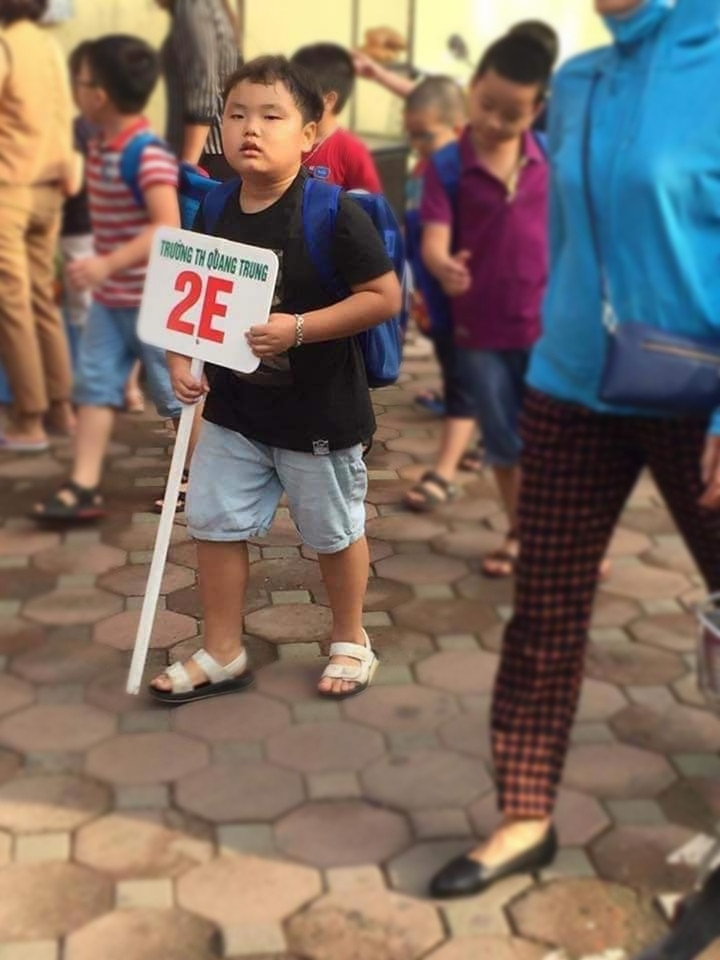 Lần lượt các năm sau đó, hình ảnh Bi đi khai giảng đều được bố mẹ cập nhật trên trang cá nhân.