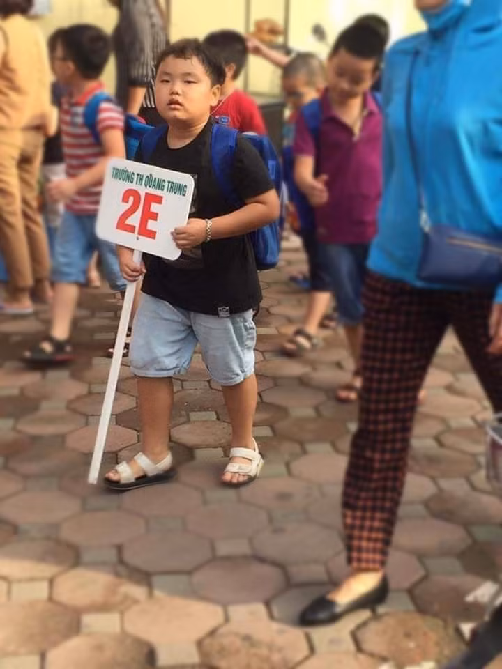 Lần lượt các năm sau đó, hình ảnh Bi đi khai giảng đều được bố mẹ cập nhật trên trang cá nhân.