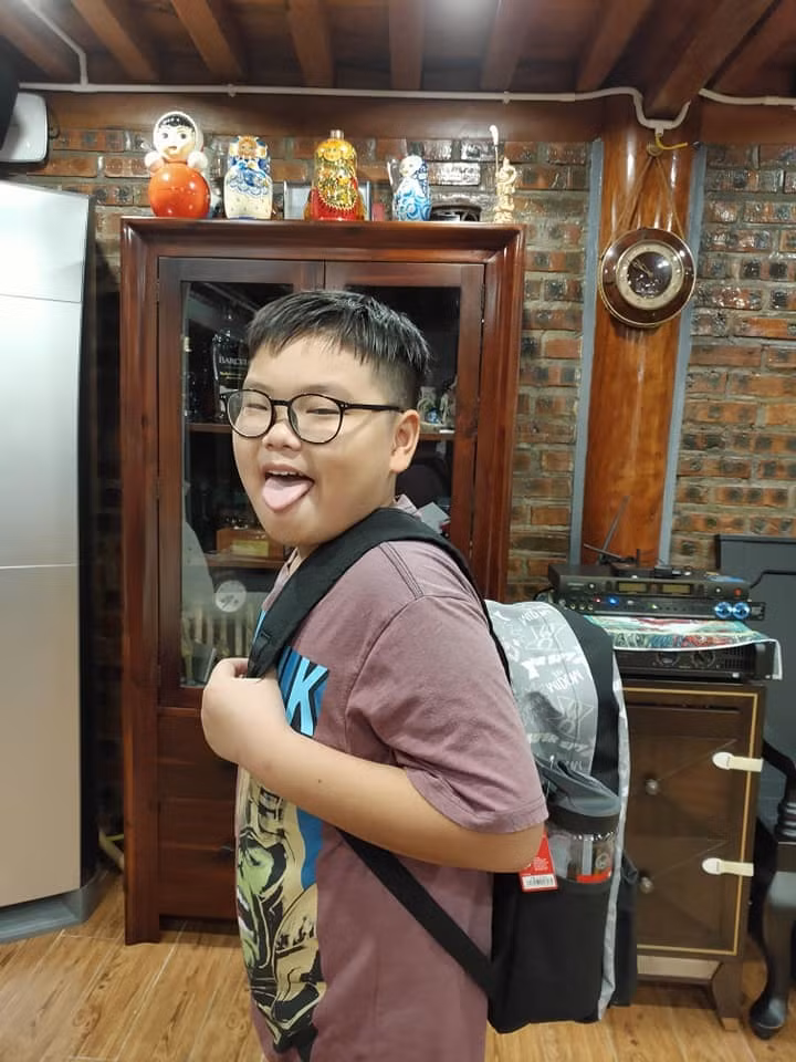 Dù đã lớn hơn xưa, nhưng gương mặt và nét dễ thương thì vẫn còn, hình ảnh của Bi nhận được rất nhiều sự quan tâm từ phía cư dân mạng.