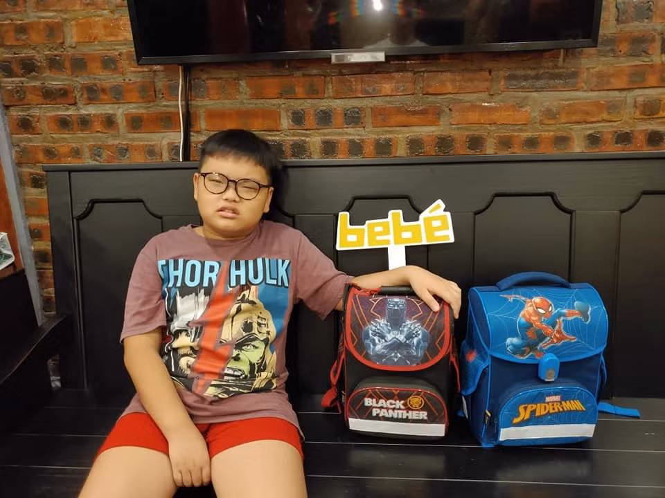 Dù được bố mua cho tận 2 cái balo mới để đón năm học, nhưng biểu cảm của Bi vẫn y hệt ngày nào.