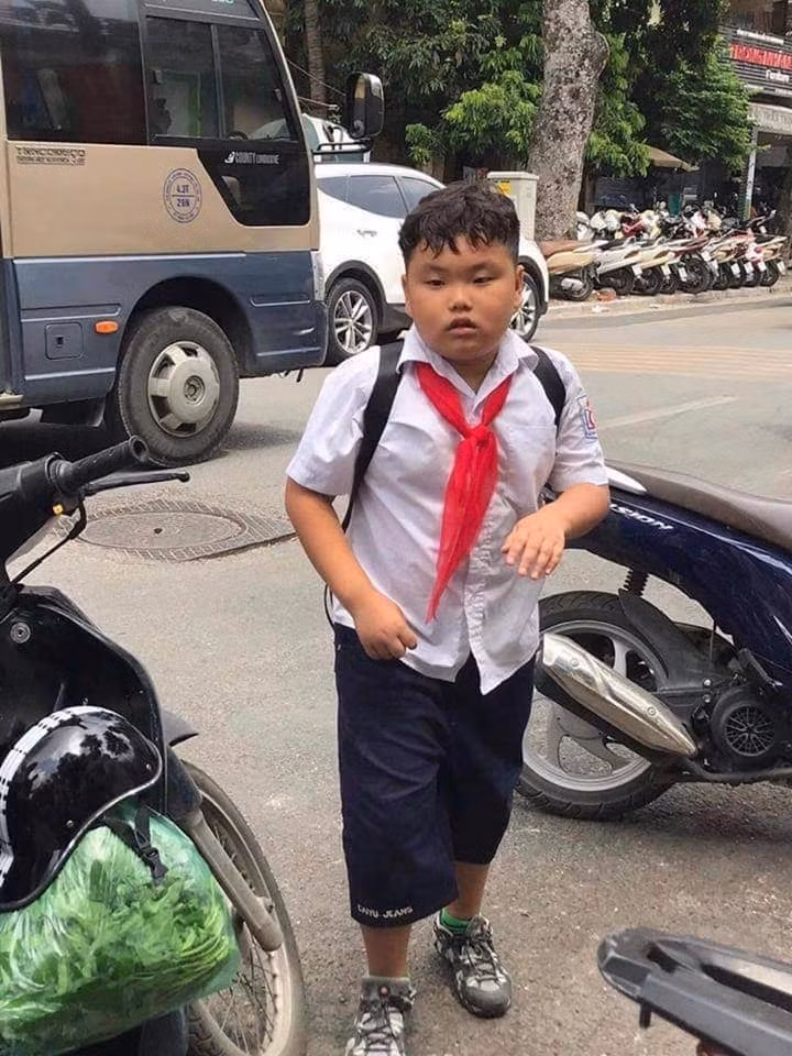 Đáng chú ý là biểu cảm của cậu bé gần như không thay đổi, vẫn là nét "quạu" như xưa.