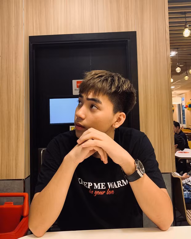 Sau 3 năm kể từ khi nổi tiếng cùng nhóm bạn hot teen, Long Hoàng hiện tại ngày càng đẹp trai, trưởng thành với phong cách có phần chững chạc. Giọng hát của Long Hoàng cũng được đánh giá là có tiến bộ tuy nhiên vẫn đang chưa có được màu sắc riêng.