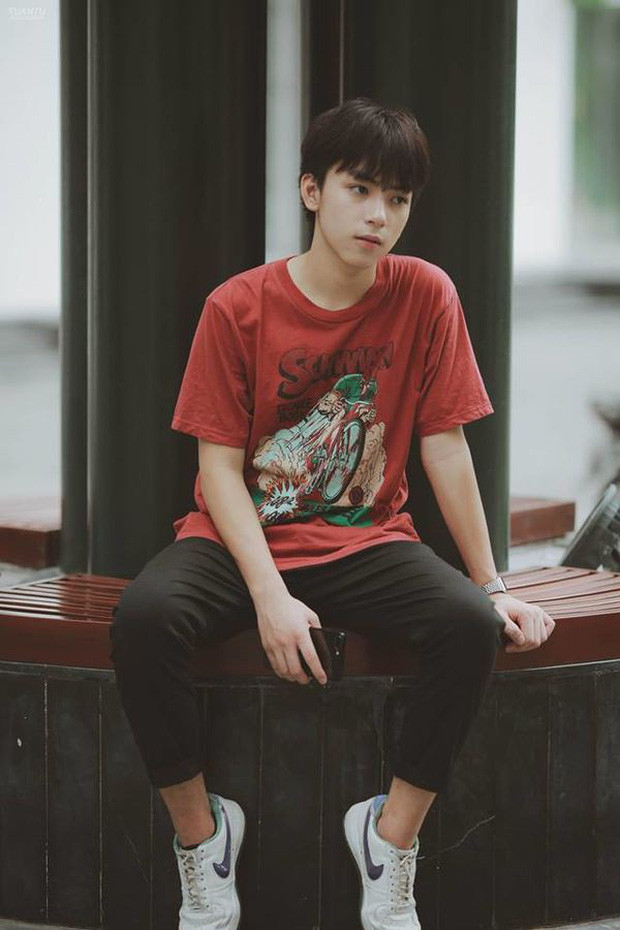 Vào năm ngoái, chàng hot boy này đã trúng tuyển làm thực tập sinh của SM. Được biết, SM Entertainment chi trả toàn bộ chi phi đi lại, ăn ở của Long Hoàng tại Hàn Quốc.