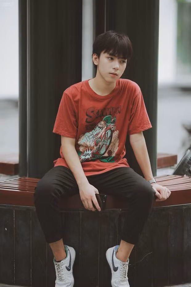 Vào năm ngoái, chàng hot boy này đã trúng tuyển làm thực tập sinh của SM. Được biết, SM Entertainment chi trả toàn bộ chi phi đi lại, ăn ở của Long Hoàng tại Hàn Quốc.