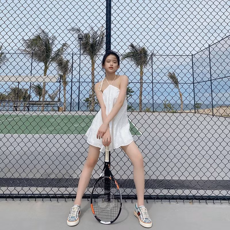 Mới đây, hot girl 10x này đã đăng tải trên trang cá nhân hình ảnh tại sân tennis. Đáng chú ý là bộ trang phục được nhiều dân mạng nhận ra khá quen thuộc.