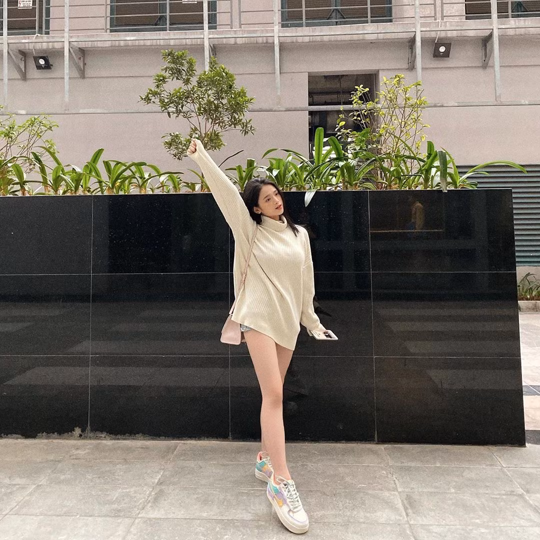 Nói về hàng hiệu, nhiều dân tình để ý, Linh Ka sở hữu kha khá hàng hiệu như túi xách, giày thể thao, quần áo, phụ kiện…