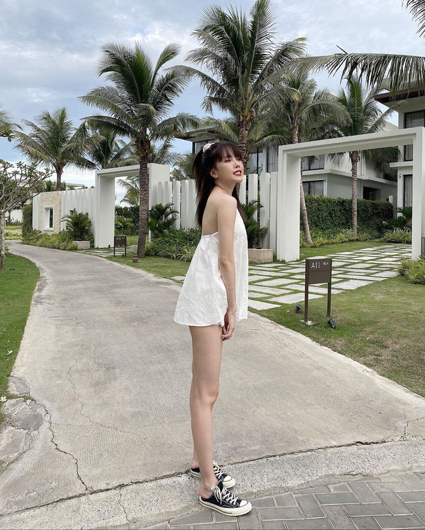 Nếu Thiều Bảo Trâm trông ngọt ngào, nữ tính hơn mọi ngày thì Linh Ka khiến nhiều người say đắm vì body chuẩn chỉnh.