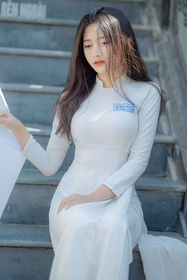 Thùy Trang cho biết, cô nàng rất thích quãng thời gian thời học sinh, bởi đây là lúc được mang trên mình chiếc áo dài truyền thống dân tộc Việt Nam, thỏa sức học tập vui chơi, bộc lộ hết được khả năng của mình.