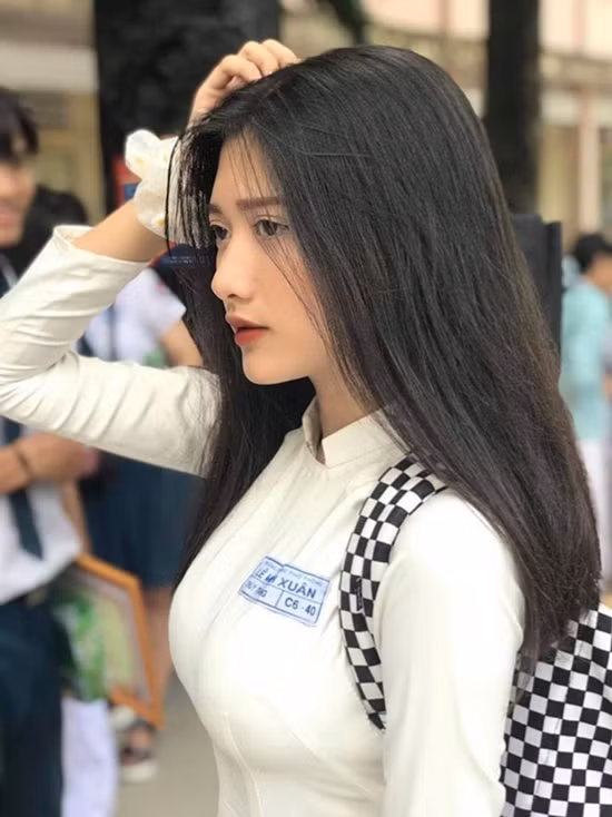 Lê Thị Thùy Trang (sinh năm 2004, trường THPT Lê Minh Xuân, TP. HCM) là nữ sinh được nhiều người khen ngợi nhan sắc khả ái, trong veo qua những khoảnh khắc chụp cùng áo dài trắng.