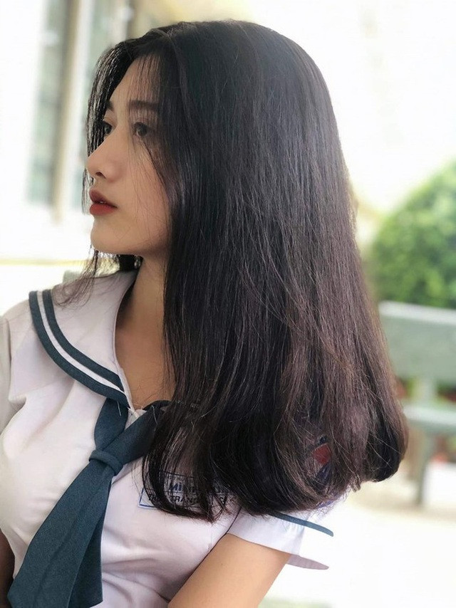 Dù là khoảnh khắc mặc đồng phục hay ngoài đời thường, nữ sinh này cũng gây ấn tượng người đối diện bởi nhan sắc xinh đẹp.