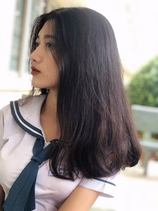 Dù là khoảnh khắc mặc đồng phục hay ngoài đời thường, nữ sinh này cũng gây ấn tượng người đối diện bởi nhan sắc xinh đẹp.
