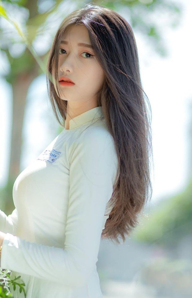 Hot girl 2k4 có đường nét gương mặt hài hòa với đôi mắt to tròn, sống mũi cao.