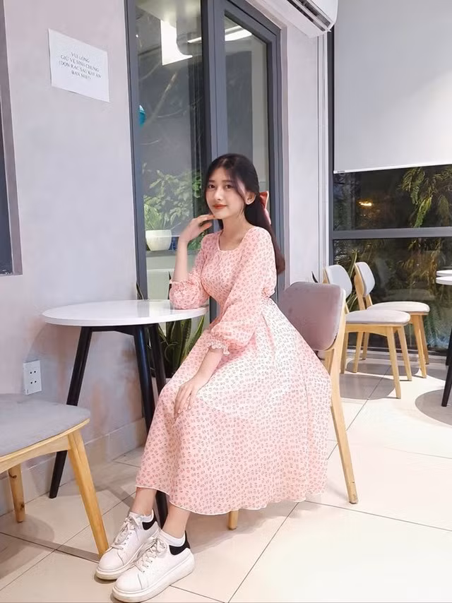 Ngoài việc học, làm mẫu ảnh, Trang cũng thích cùng bạn bè tụ tập, xích khoảng cách lại gần hơn, chia sẻ những câu chuyện vui buồn thường nhật.