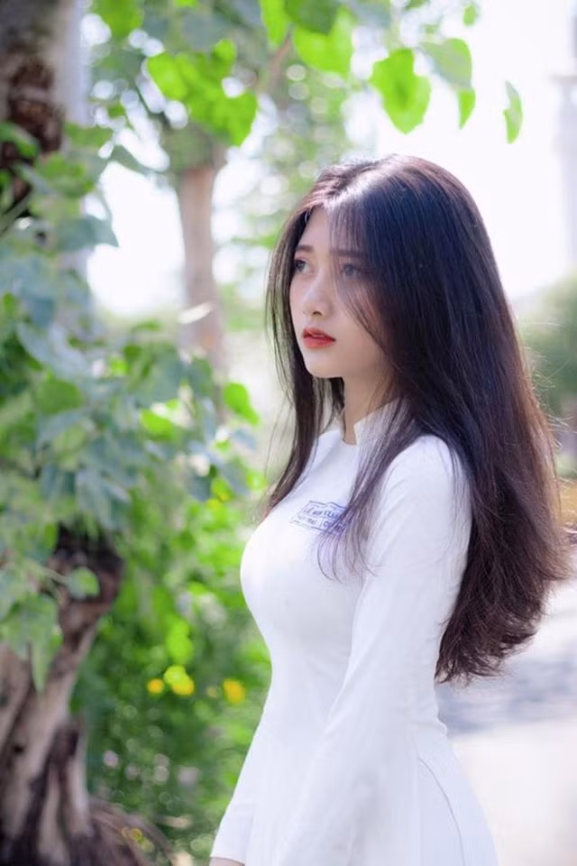 Nét mong manh của Thùy Trang khiến người đối diện chỉ muốn che chở mà thôi.