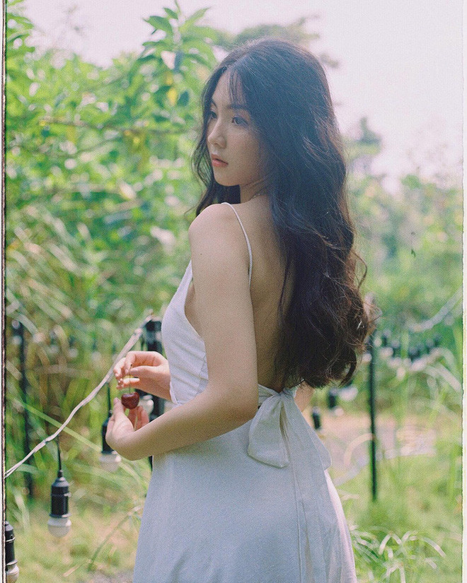 Hai gái xinh đều sở hữu vóc dáng mảnh mai, thon gọn.