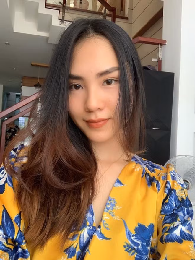 Mai Phương thường không trang điểm quá đậm mà chỉ thêm chút son phấn để khuôn mặt thêm sắc sảo.