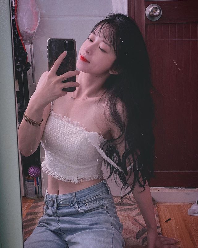 Trên trang Instagram cá nhân của Châu Tuyết Vân, cô nàng xinh đẹp của đội tuyển Taekwondo Việt Nam đã chụp những tấm ảnh khoe vòng eo con kiến, cơ bụng 6 múi đầy quyến rũ khiến tất cả phải trầm trồ thích thú.