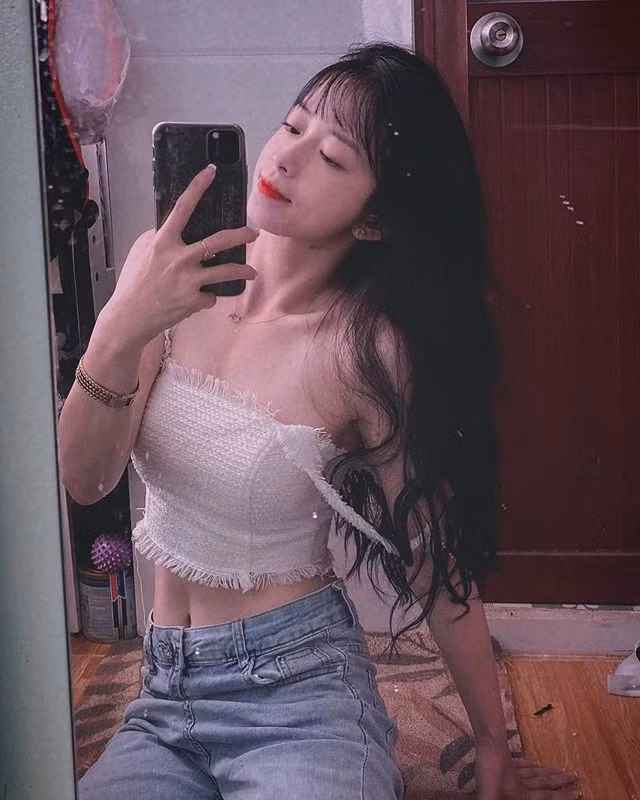 Trên trang Instagram cá nhân của Châu Tuyết Vân, cô nàng xinh đẹp của đội tuyển Taekwondo Việt Nam đã chụp những tấm ảnh khoe vòng eo con kiến, cơ bụng 6 múi đầy quyến rũ khiến tất cả phải trầm trồ thích thú.